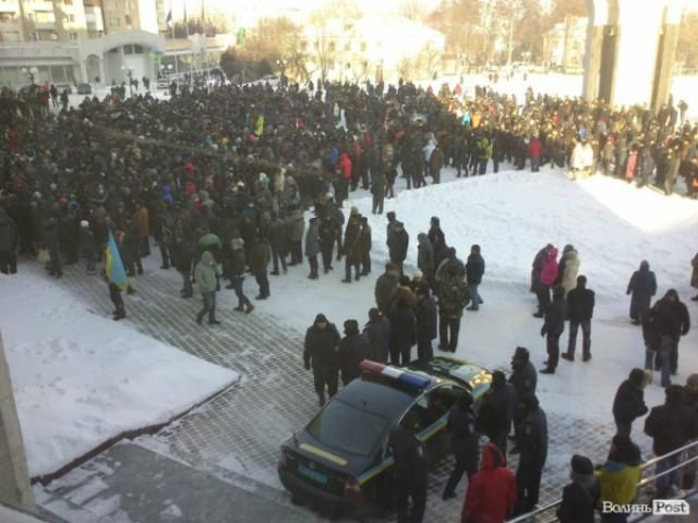 В Луцке пикетируют ОГА. Глава облсовета ушел в отставку (Фото)