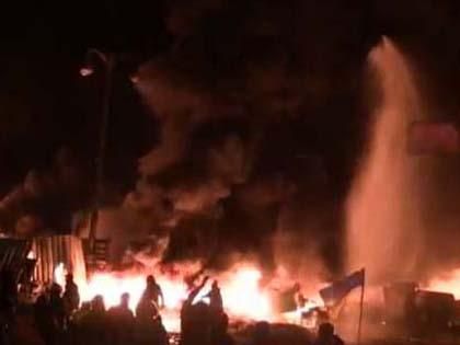 Матери задержанных активистов пришли с плакатами к кордонам милиции на Грушевского Матери задержанных активистов пришли с плакатами к кордонам милиции на Грушевского