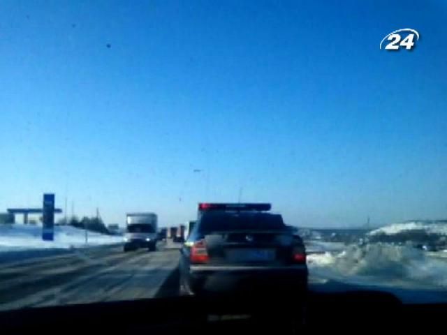 На трассе Луганск-Киев активисты зафиксировали колонну силовиков На трассе Луганск-Киев активисты зафиксировали колонну силовиков