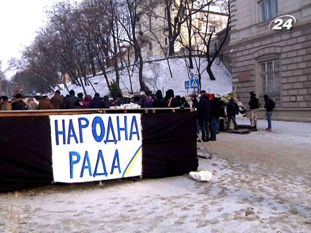 Львівська ОДА й далі заблокована: всередині – близько 100 активістів