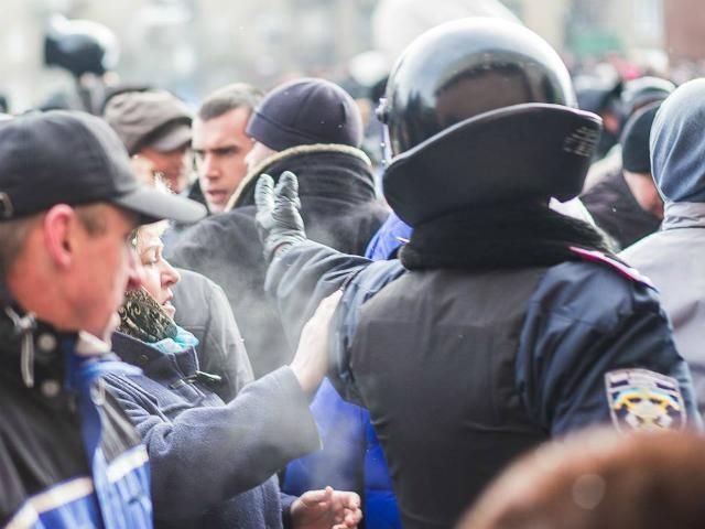 Захоплення Івано-Франківської ОДА: жіночі сльози та вибачення міліції (Фото) Захоплення Івано-Франківської ОДА: жіночі сльози та вибачення міліції (Фото)