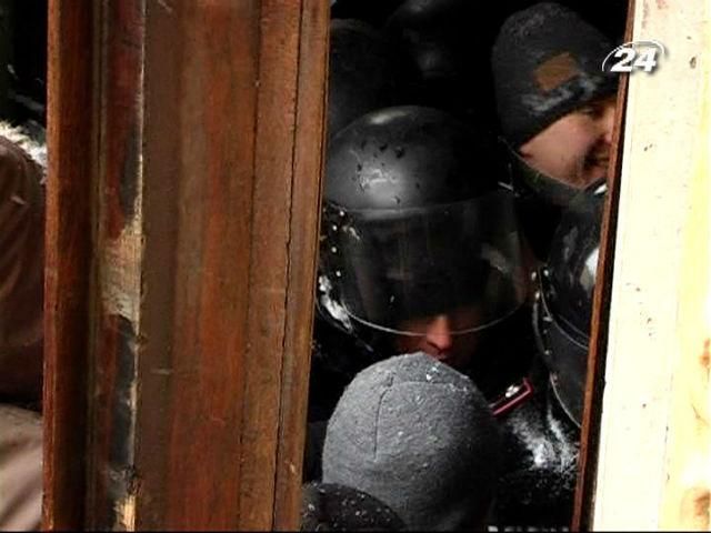 Милиция столами и шкафами забаррикадировались в Черновицкой ОГА