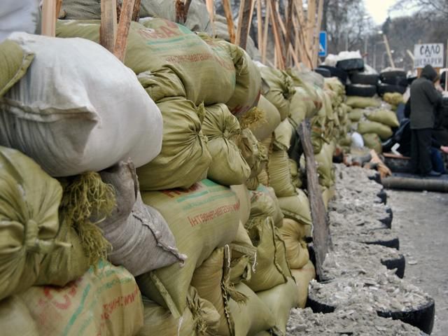 Львів'яни 2-ий день блокують роботу ОДА велетенськими барикадами (Фото)