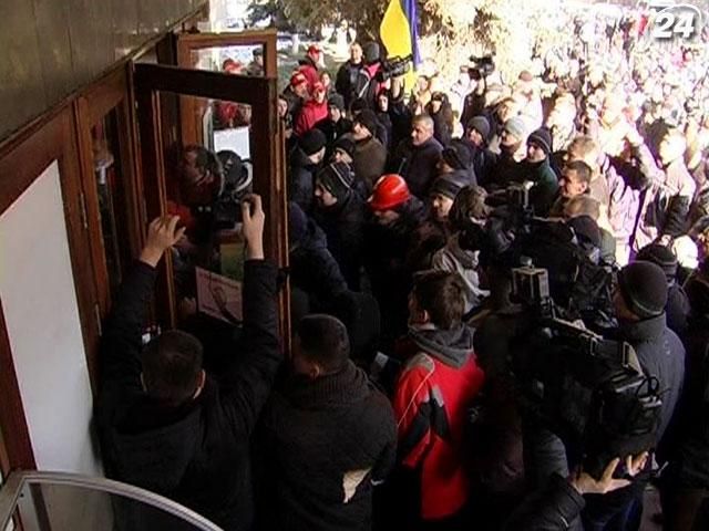  Ужгородцы пикетировали городской совет и областную администрацию