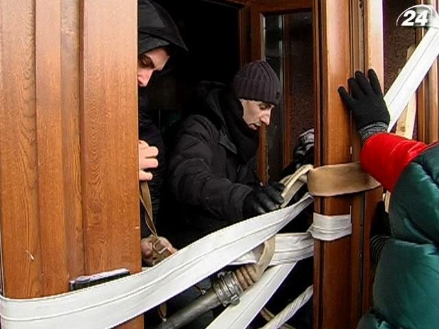 Ивано-Франковская ОГА - в руках народа: работников админучреждения эвакуировали