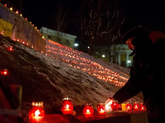 Міліціонери долучилися до ходи пам'яті загиблих активістів, — очевидці Міліціонери долучилися до ходи пам'яті загиблих активістів, — очевидці