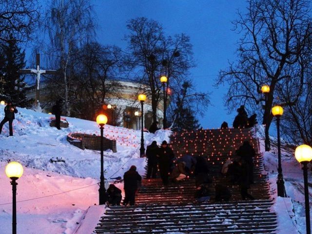 На Майдане помолились за погибших активистов - зажгли сотни свечей (Фото)