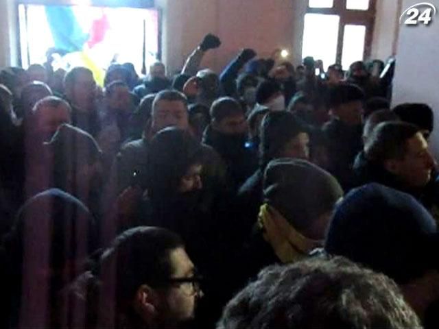 Хмельницкий требует отозвать силовиков из Киева и досрочных выборов Хмельницкий требует отозвать силовиков из Киева и досрочных выборов