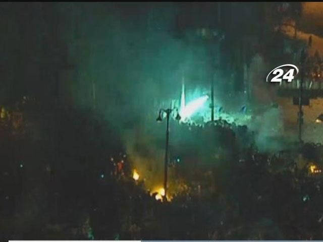 На Грушевського знову кидають коктейлі молотова і гранати На Грушевського знову кидають коктейлі молотова і гранати