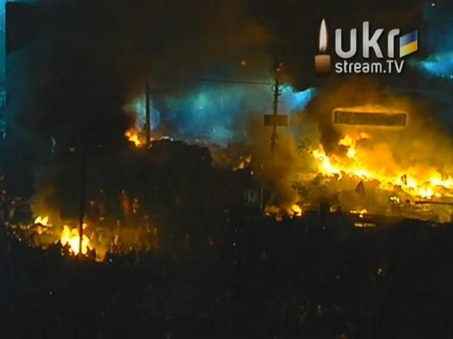 На Грушевського горять автопокришки, люди не чіпають силовиків На Грушевського горять автопокришки, люди не чіпають силовиків