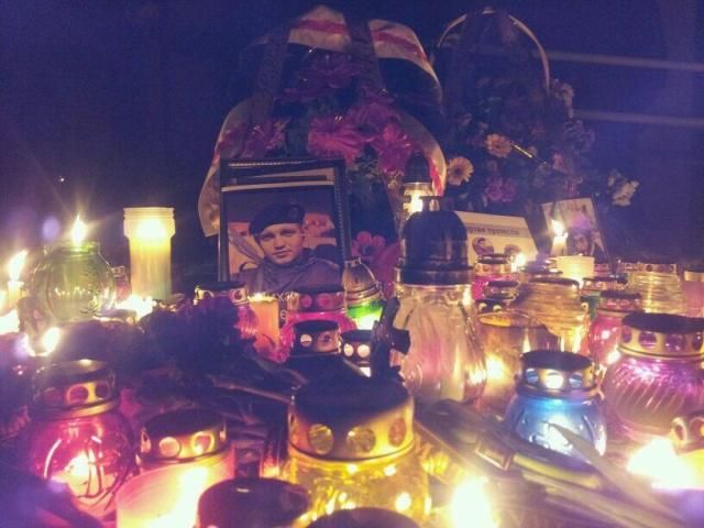 В Белой Церкви почтили память погибшего на Грушевского белоруса (Фото) В Белой Церкви почтили память погибшего на Грушевского белоруса (Фото)