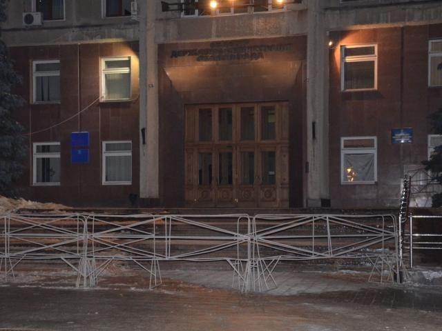 Миколаївська ОДА забарикадувалася і звезла "тітушок", — ЗМІ (Фото) Миколаївська ОДА забарикадувалася і звезла "тітушок", — ЗМІ (Фото)