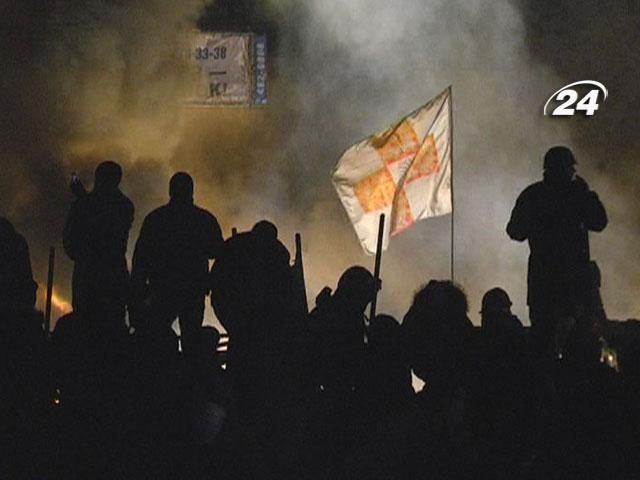 На вулиці Грушевського тривають сутички На вулиці Грушевського тривають сутички