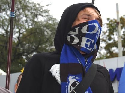 Фани одеського "Чорноморця" вигнали "тітушок" з місцевого Євромайдану (Відео) Фани одеського "Чорноморця" вигнали "тітушок" з місцевого Євромайдану (Відео)