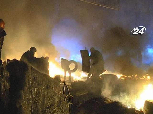 Протистояння між силовиками та активістами триває Протистояння між силовиками та активістами триває