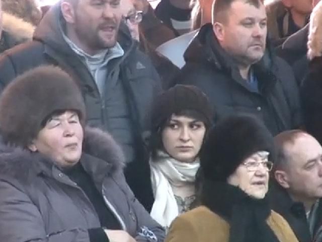 Несколько тысяч сумчан не дали облсовету поддержать Януковича (Видео) Несколько тысяч сумчан не дали облсовету поддержать Януковича (Видео)