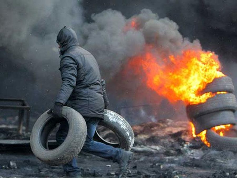Міліція затримує активістів за перевезення шин на Грушевського Міліція затримує активістів за перевезення шин на Грушевського