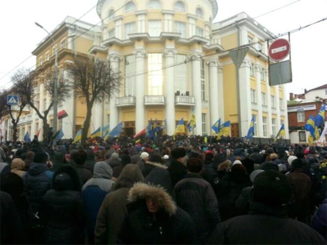 У Вінниці штурмують ОДА. Лунають вибухи (Фото)