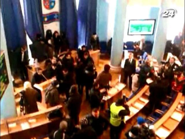 Мітингувальники прорвались у Вінницьку ОДА Мітингувальники прорвались у Вінницьку ОДА