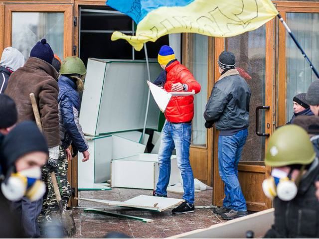 В Івано-Франківській ОДА активісти затримали провокатора з ножем В Івано-Франківській ОДА активісти затримали провокатора з ножем