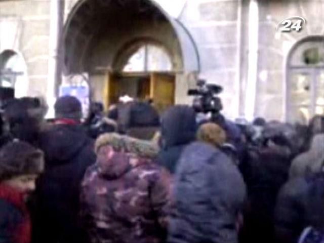 Митингующие прорвались в помещение Черниговской ОГА