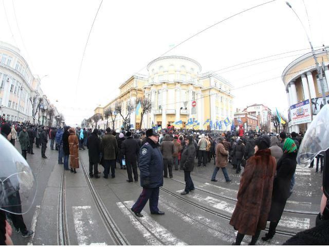 До Вінницької ОДА рухається колона силовиків 