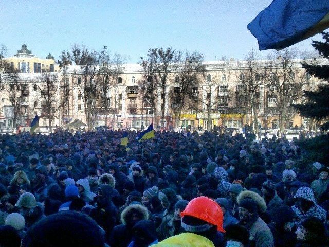 Під Полтавською ОДА тисячний мітинг вимагає відставки губернатора Під Полтавською ОДА тисячний мітинг вимагає відставки губернатора