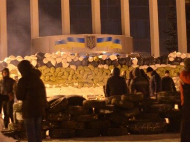 На Грушевского выстроили трехметровые баррикады, между ними - лабиринт