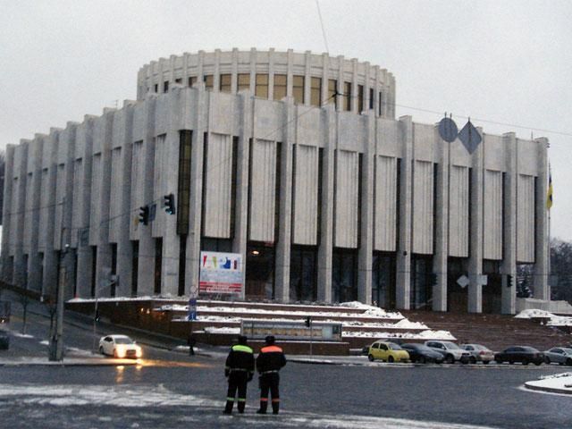 Внутренние войска заняли здание Украинского дома