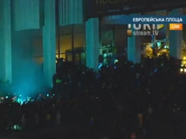 Активісти прориваються до Укрдому: кидають "коктейлі Молотова", б'ють вікна Активісти прориваються до Укрдому: кидають "коктейлі Молотова", б'ють вікна