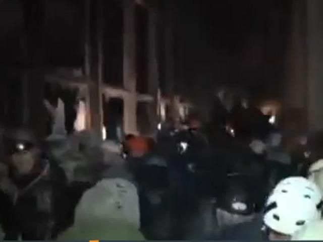  Силовики из "Украинского дома" отбиваются от протестующих