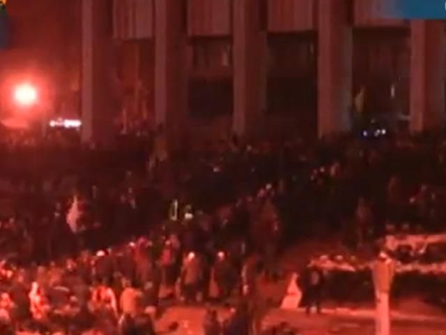 Силовиков из "Украинского дома" выводят живым коридором Силовиков из "Украинского дома" выводят живым коридором