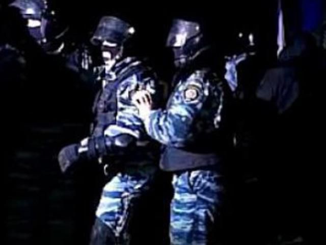 У Черкасах "Беркут" масово затримує людей У Черкасах "Беркут" масово затримує людей