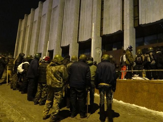 "Коридор для силовиків" біля Українського дому (Фото)