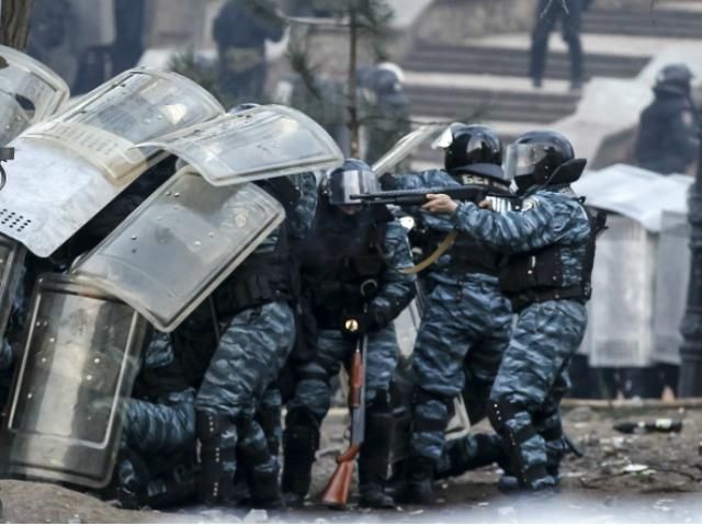 Добкін приміряв форму "Беркута" (Фото) Добкін приміряв форму "Беркута" (Фото)