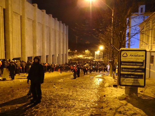 Активисты убирают Укрдом: здесь будет пресс-центр и пункт обогрева