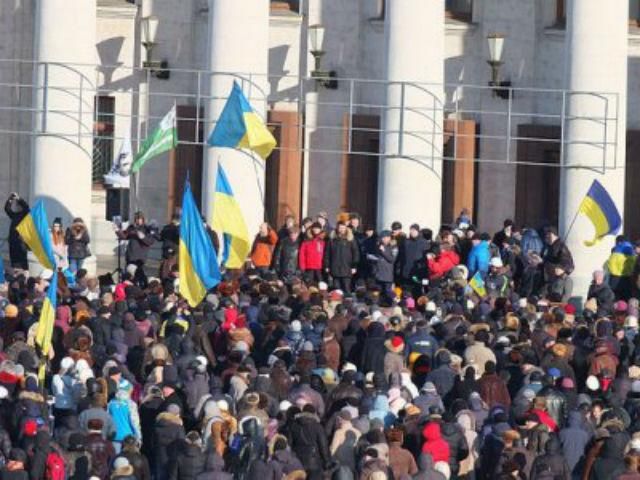 У Чернігові активісти звели барикади біля місцевої ОДА