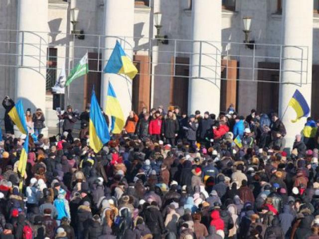 В Чернигове активисты возвели баррикады возле местной ОГА