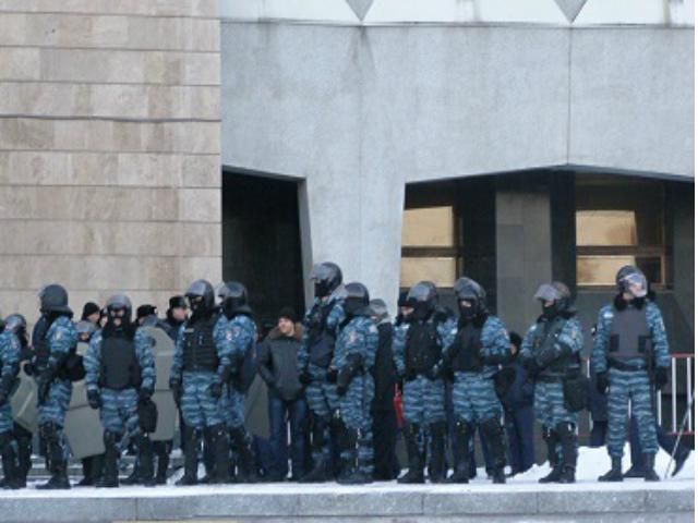 У Дніпропетровську активісти підпалили паркан біля ОДА 