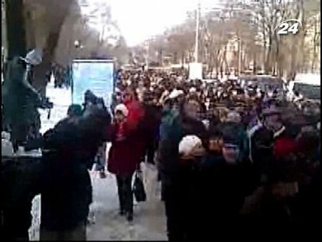 Тисячі дніпропетровців мітингують біля ОДА. Вхід в будівлю охороняють “тітушки” 