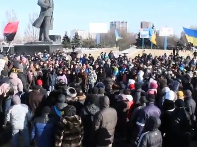 У Маріуполі зібрався мітинг на підтримку Євромайдану (Відео) У Маріуполі зібрався мітинг на підтримку Євромайдану (Відео)