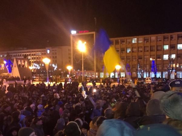 Оппозиция дает власти несколько часов на освобождение заложников Оппозиция дает власти несколько часов на освобождение заложников