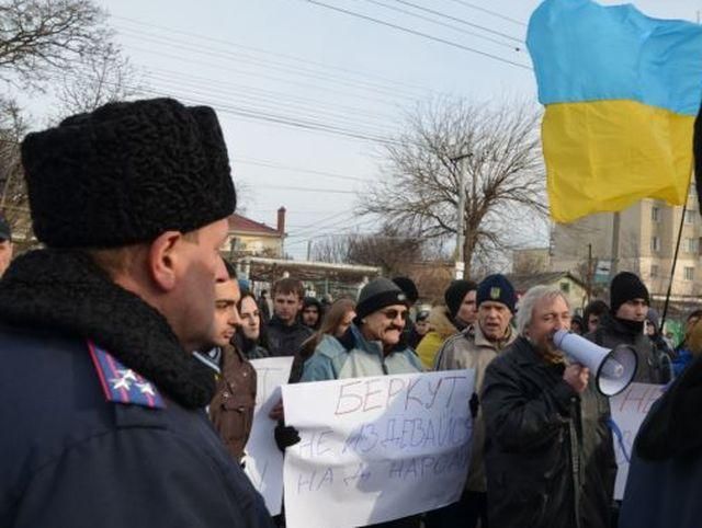 В Крыму пикетировали базу "Беркута"