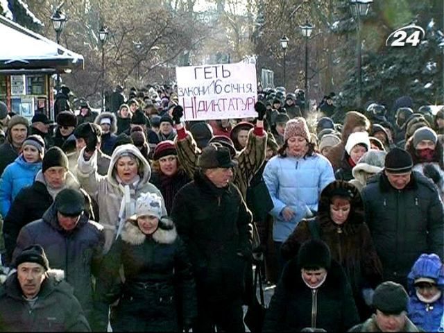 Молодики з битами та георгіївськими стрічками напали на харківський Євромайдан Молодики з битами та георгіївськими стрічками напали на харківський Євромайдан