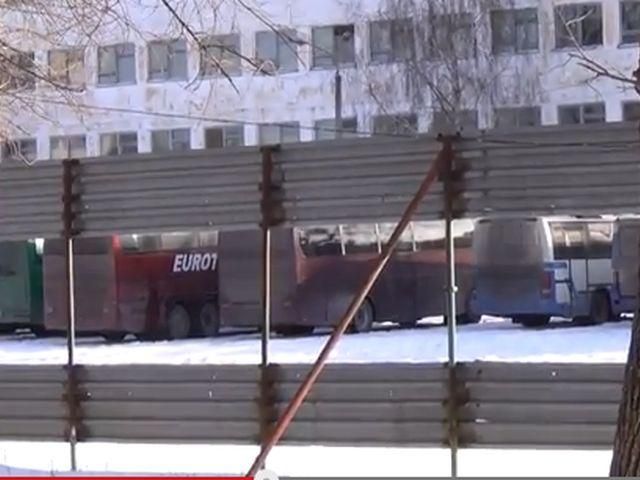 У Василькові знову спецназ, 11 автобусів з Донецька, — Цензор.НЕТ (Відео)