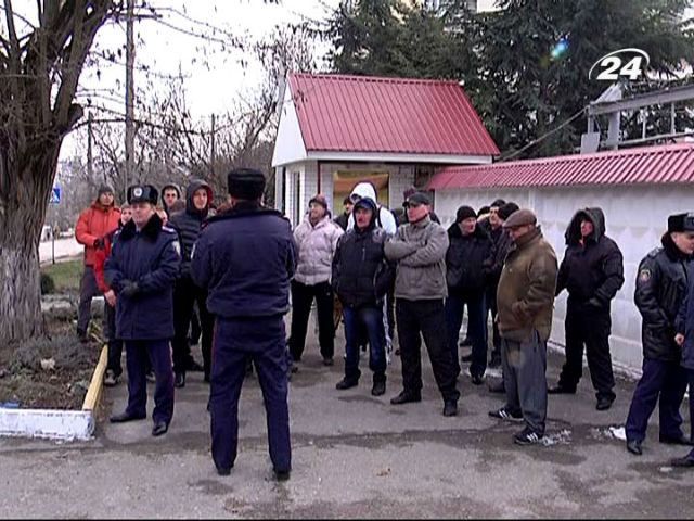 На улицы Симферополя вышли защитники и противники действий "Беркута"