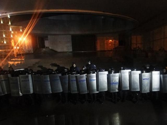 Внутрішні війська говорять про якісь інші підрозділи міліції в Українському домі Внутрішні війська говорять про якісь інші підрозділи міліції в Українському домі