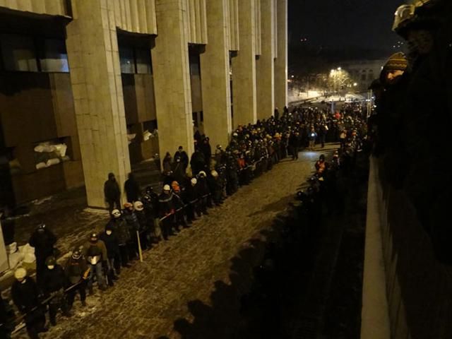 Правоохоронці запевняють, що в Українському домі протестувальники кинули в них гранату