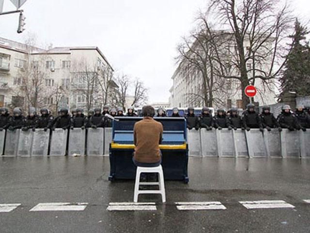 На Майдане активисты развлекают всех игрой на пианино