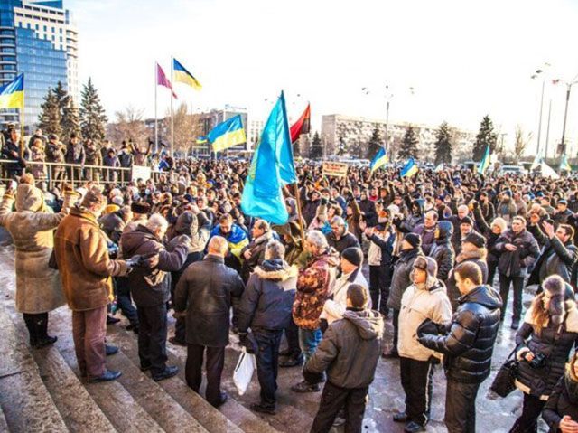 В Запорожье “титушки” с милицией зачистили Евромайдан (Фото. Видео)